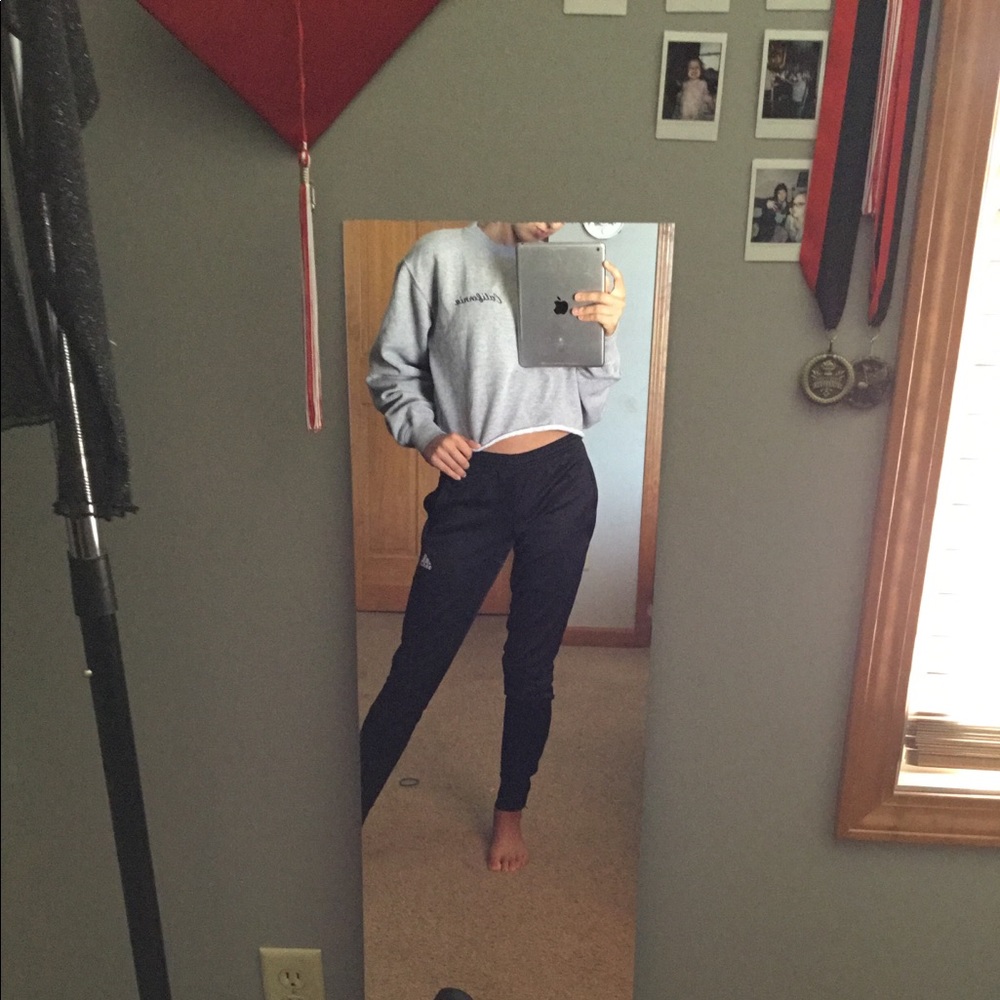 SOLD ❌ Like New Cropped Sweater